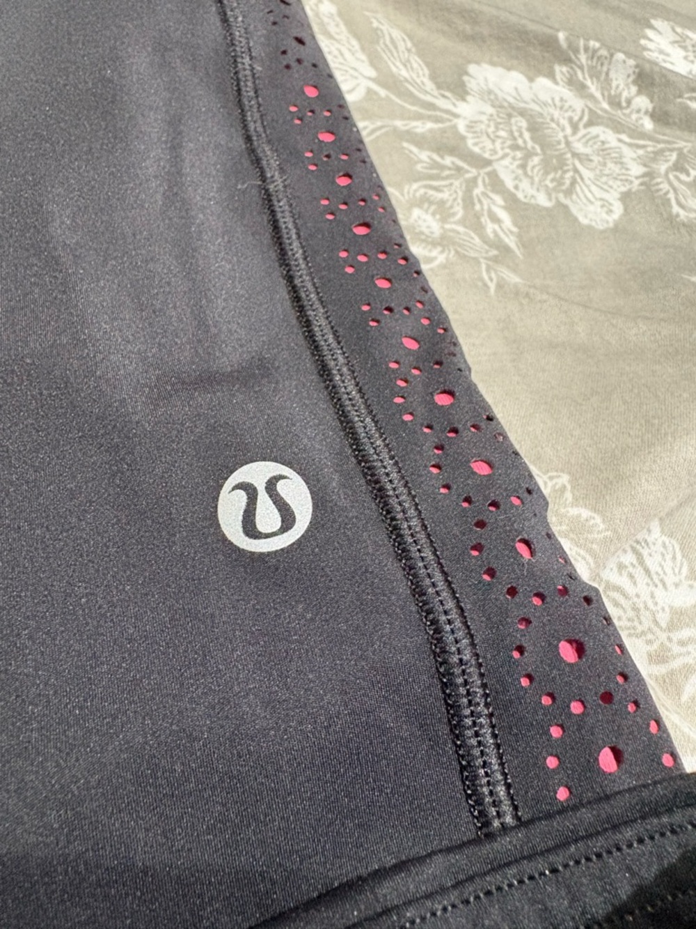Lululemon laser cut detail leggings black pink 4 - Picture 2 of 6